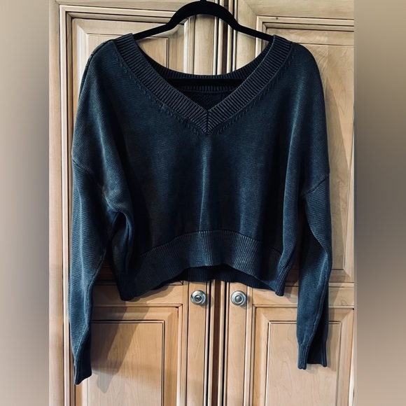 Idem Ditto LA Cropped V-Back Textured Sweater - Picture 9 of 14